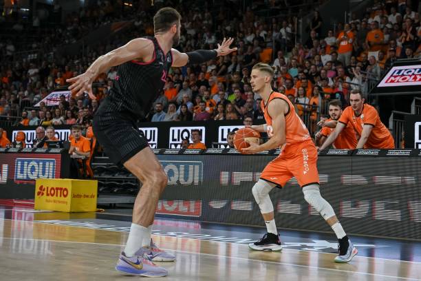 被尊称为 被尊称为